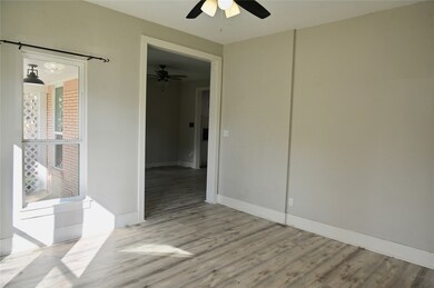820 W Cleveland St, Alvin, TX 77511 - photo 7