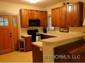 Kitchen w/Breakfast Bar