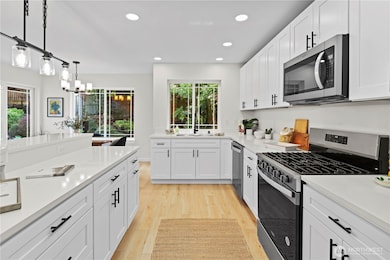 Soft close drawers, SS appliances