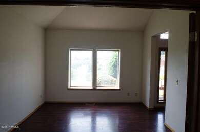 7 Large Den
