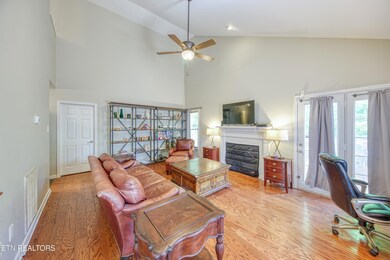 LR w/fireplace