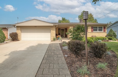 1822 E Cree Ln, Mount Prospect, IL 60056 - photo 2