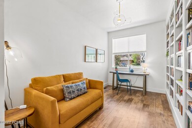 Guest bedroom/office/library