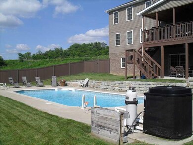 Swimming Pool/Hot Tub/Sauna. Salt water heated poo