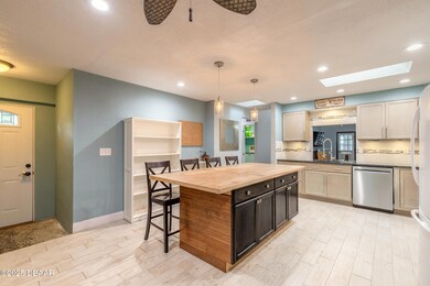 Large Breakfast Bar/Island