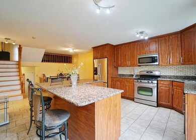 (4) KITCHEN