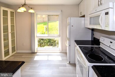 3015 Mission Square Dr, Fairfax, VA 22031 - photo 6