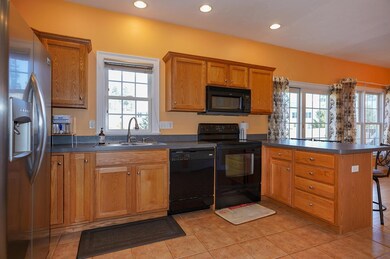 52 Knowlton Cir, Upton, MA 01568 - photo 4