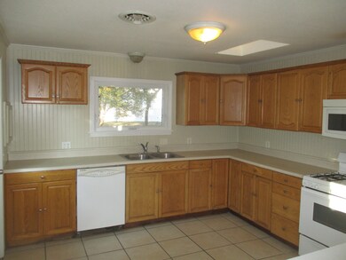 904 E Newkirk St, Tuscola, IL 61953 - photo 7