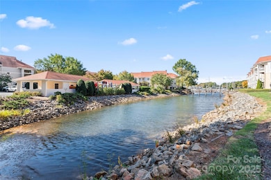 18009 Kings Point Dr unit M, Cornelius, NC 28031 - photo 2