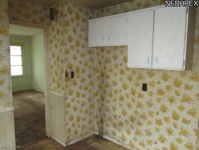 20516 Franklin Rd, Maple Heights, OH 44137 - photo 5