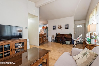 07_725GailDr_10003_LivingRoom_HiRes