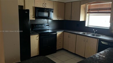 532 S Luna Ct unit 5, Hollywood, FL 33021 - photo 4