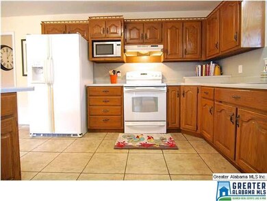 Kitchen w/ lots of cabinets