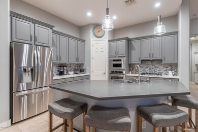 :are Breakfast Bar & SS Appliances