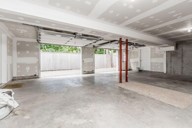 Garage w/storage room & mudroom entry