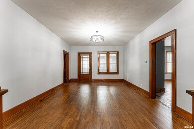 902 Pulaski St, Lincoln, IL 62656 - photo 5