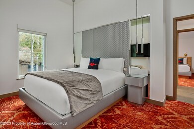 Residence Queen Guestroom