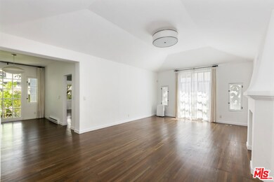 Big livinmg room with 11' ceiling