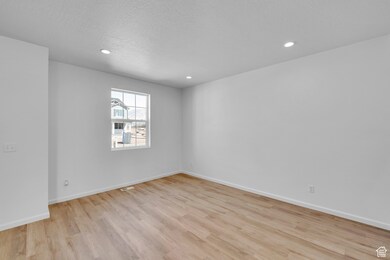 Picture of Model Hemingway, not of current listing.