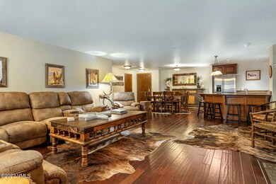 38390 US6-043-034-Living Room-MLS_Size