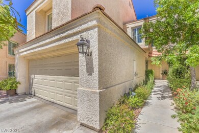 Front entryway feels very private.