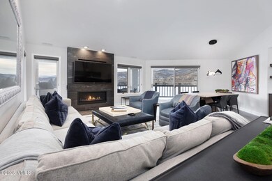 clubhouse_condos_2_interior_living_b