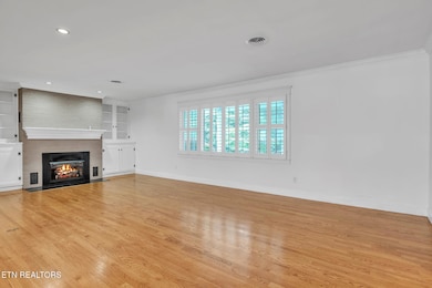 17-web-or-mls-615 Charles Seivers Blvd.-