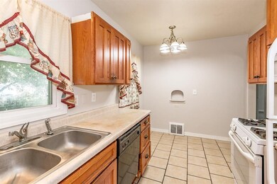 1510 8th St SW, Cedar Rapids, IA 52404 - photo 3