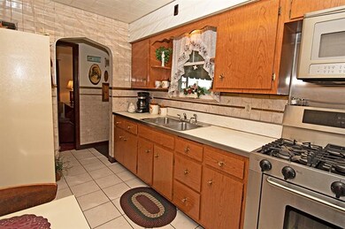 Kitchen, Gas range, Microwave Oven, Refrigerator, 