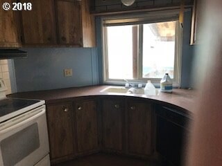 29450 Ellensburg Ave unit 404, Gold Beach, OR 97444 - photo 4