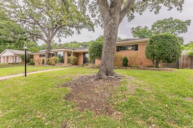 524 Oak Park Dr, Hurst, TX 76053 - photo 2