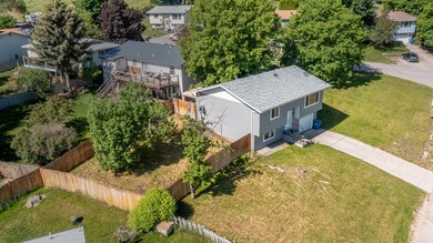 251 Ridgeway Dr - Side Yard
