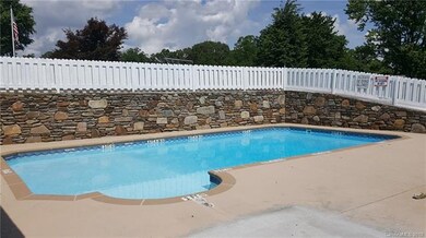 305 Meadowbrook Ct, Hendersonville, NC 28792 - photo 3