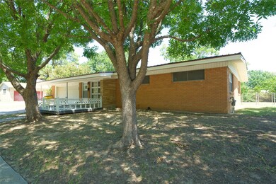 606 Line Dr, Gainesville, TX 76240 - photo 4