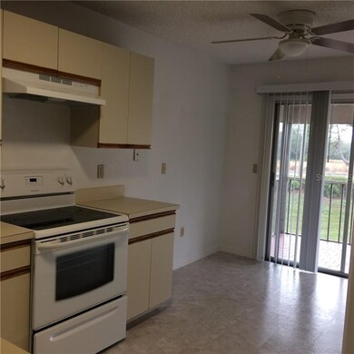 Eat in kitchen, screened balcony