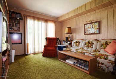 (7) Family Room Level 1 with Access to Y