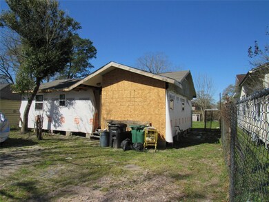 7235 Farnsworth St, Houston, TX 77022 - photo 3