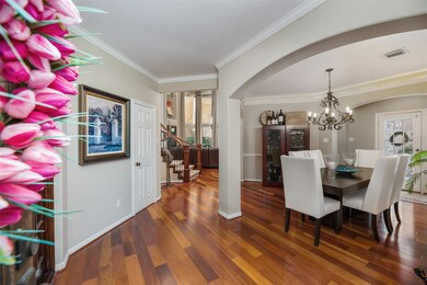 Light and bright entryway- dining space to your right