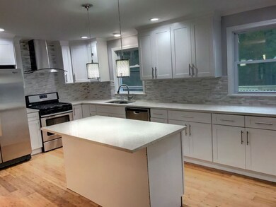 Quartz countertop, brand new stainless steel appliances