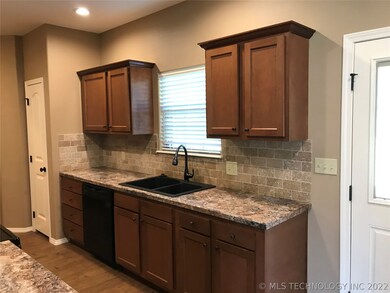 310 E 4th St, Claremore, OK 74017 - photo 5