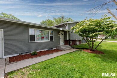 1141 Meadow Lane Dr, Bettendorf, IA 52722 - photo 2