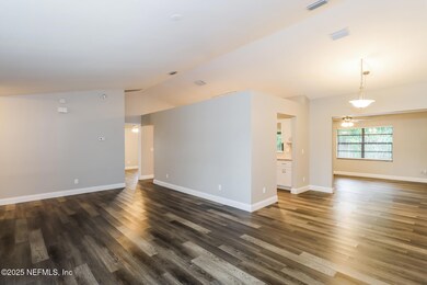 004-photo-living-room-14486302