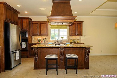 A LUXURY KITCHEN WITH STAINLESS APPLIANCES & GRANI