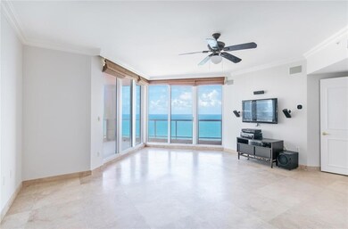 MAIN BEDROOM W/ WRAPAROUND BALCONY