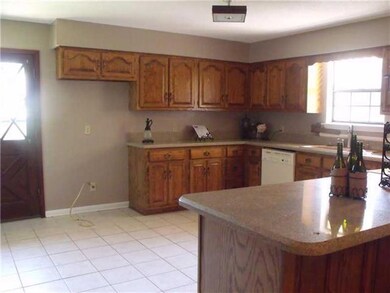 Photo. LARGE FAMILY SIZE KITCHEN WITH GRANITE COUN