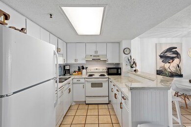 Kitchen with a breakfast bar area, kitchen peninsu