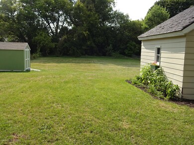 4902palmer side and yard