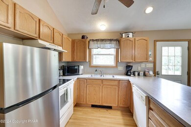 139 Schochs Mill Rd, Blakeslee, PA 18610 - photo 6