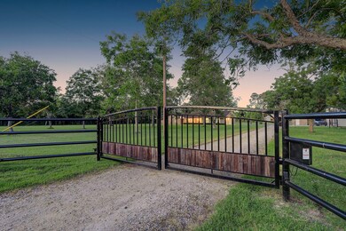 4801 Holloway Rd, Alvin, TX 77511 - photo 2